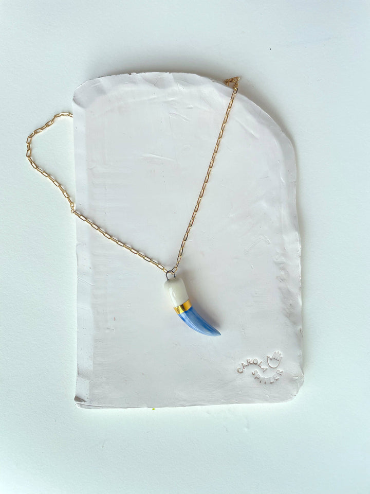 Shark tooth necklace: Gold