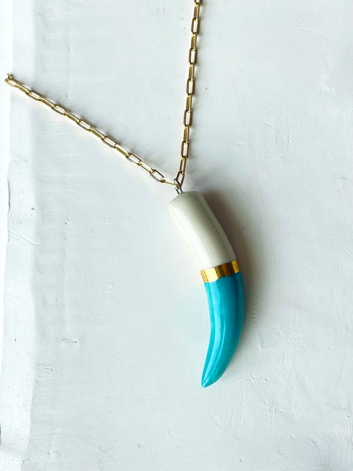 Shark tooth necklace: Gold