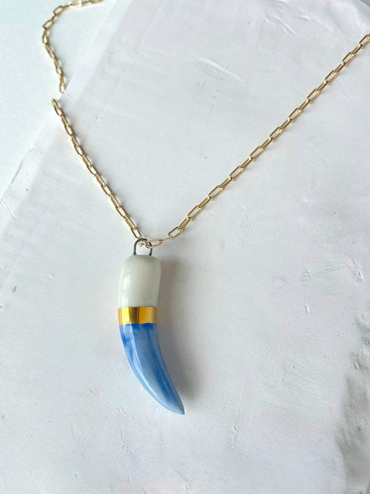 Shark tooth necklace: Gold